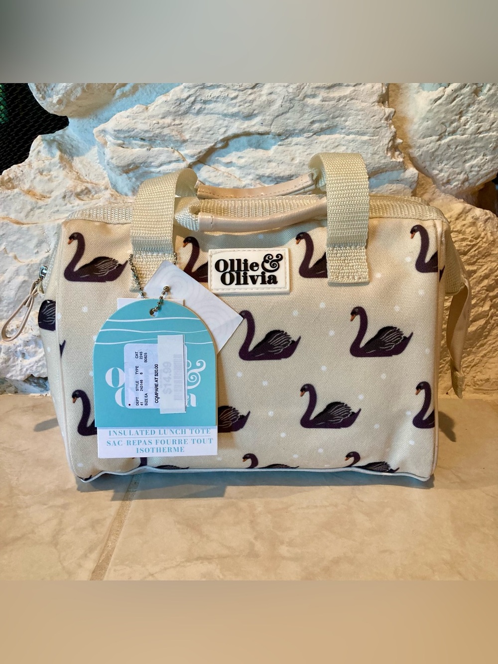 NWT Ollie and Olivia insulated cooler bag features a cream colored canvas fabric
